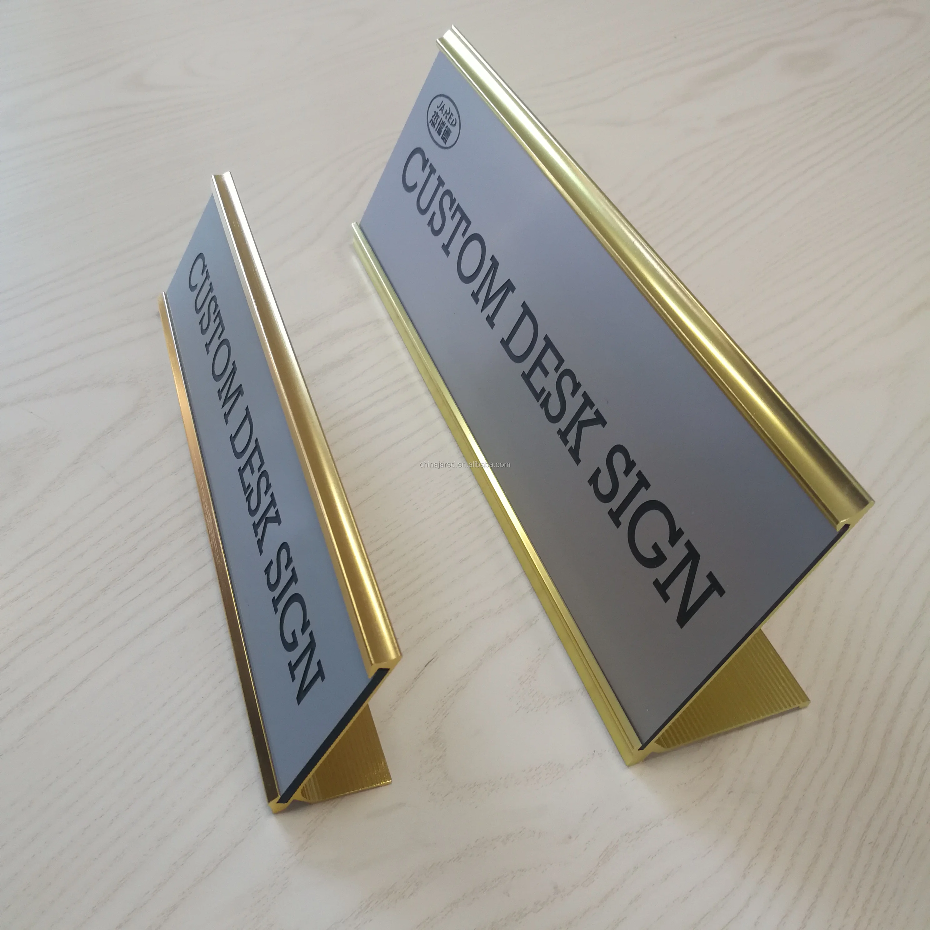自定义雕花书桌铝铭牌刻名称显示桌面帐篷标志与木纹 - buy desk name