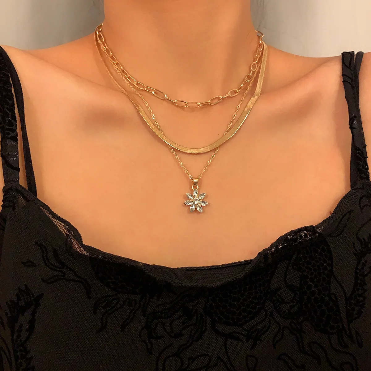 

2020 New Arrival Gold Silver Plated Multilayer Carabiner Clasp Chain Flower Necklace Rhinestone Crystal Flower Pendant Necklace, Picture color