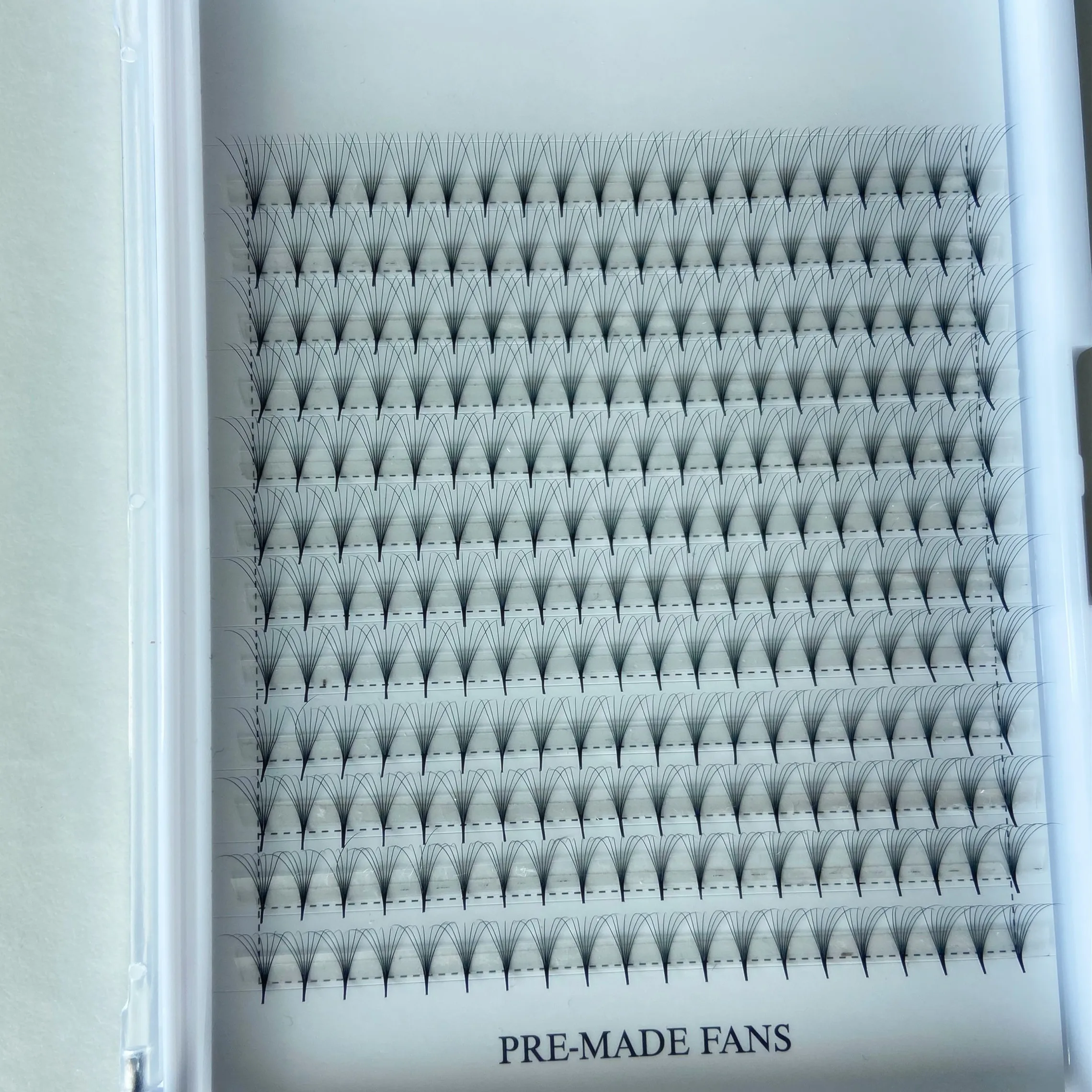 

High quality Pointy thin Base Loose Pro Made 0.07 0.05 6D 7D 10D 12D pre made Mega Volume Premade Fan Lashes, Colord