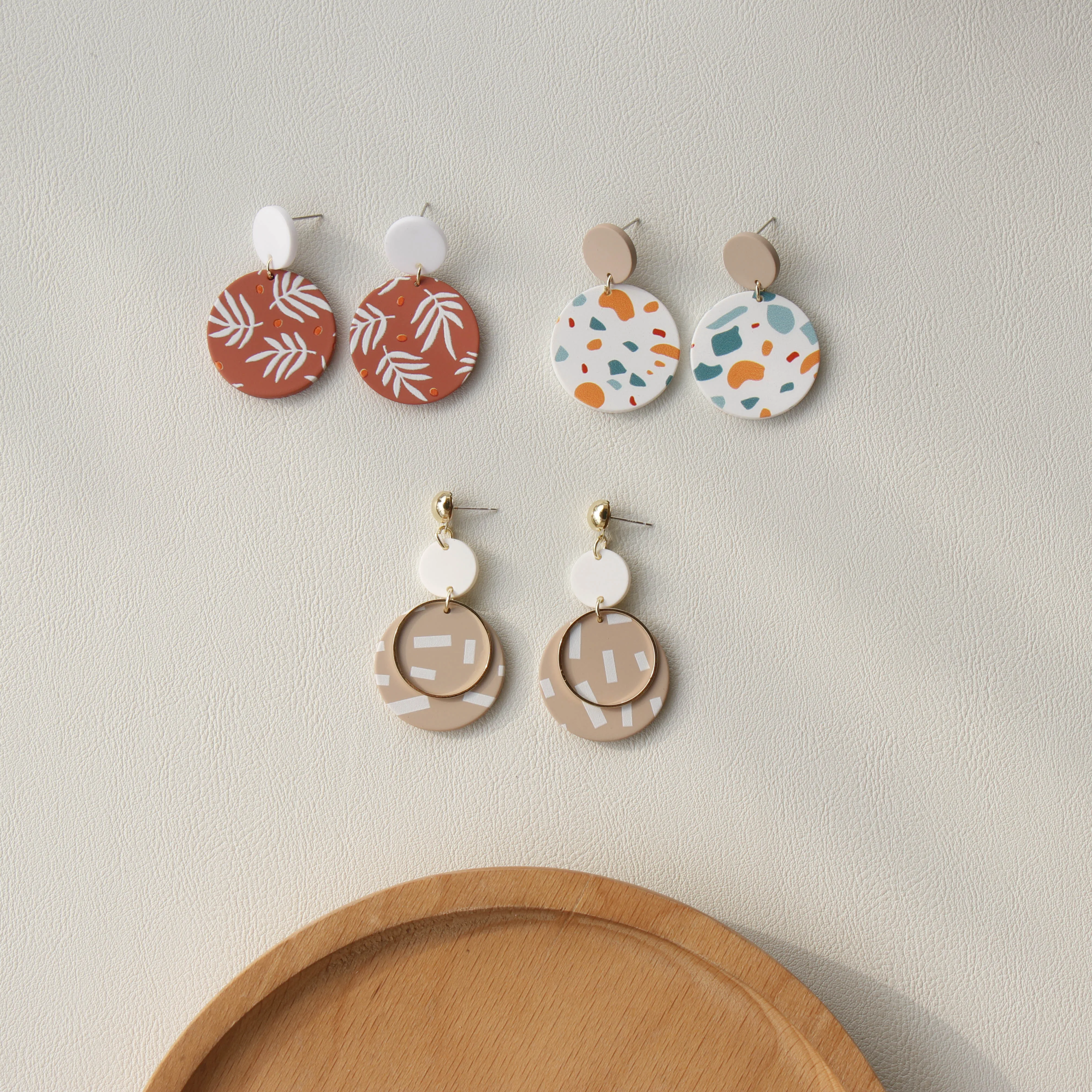 

OUYE fashion daisy Cute clay earrings wholesale jewelry custom acrylic earrings handmade flower stud earrings, Golden/silver