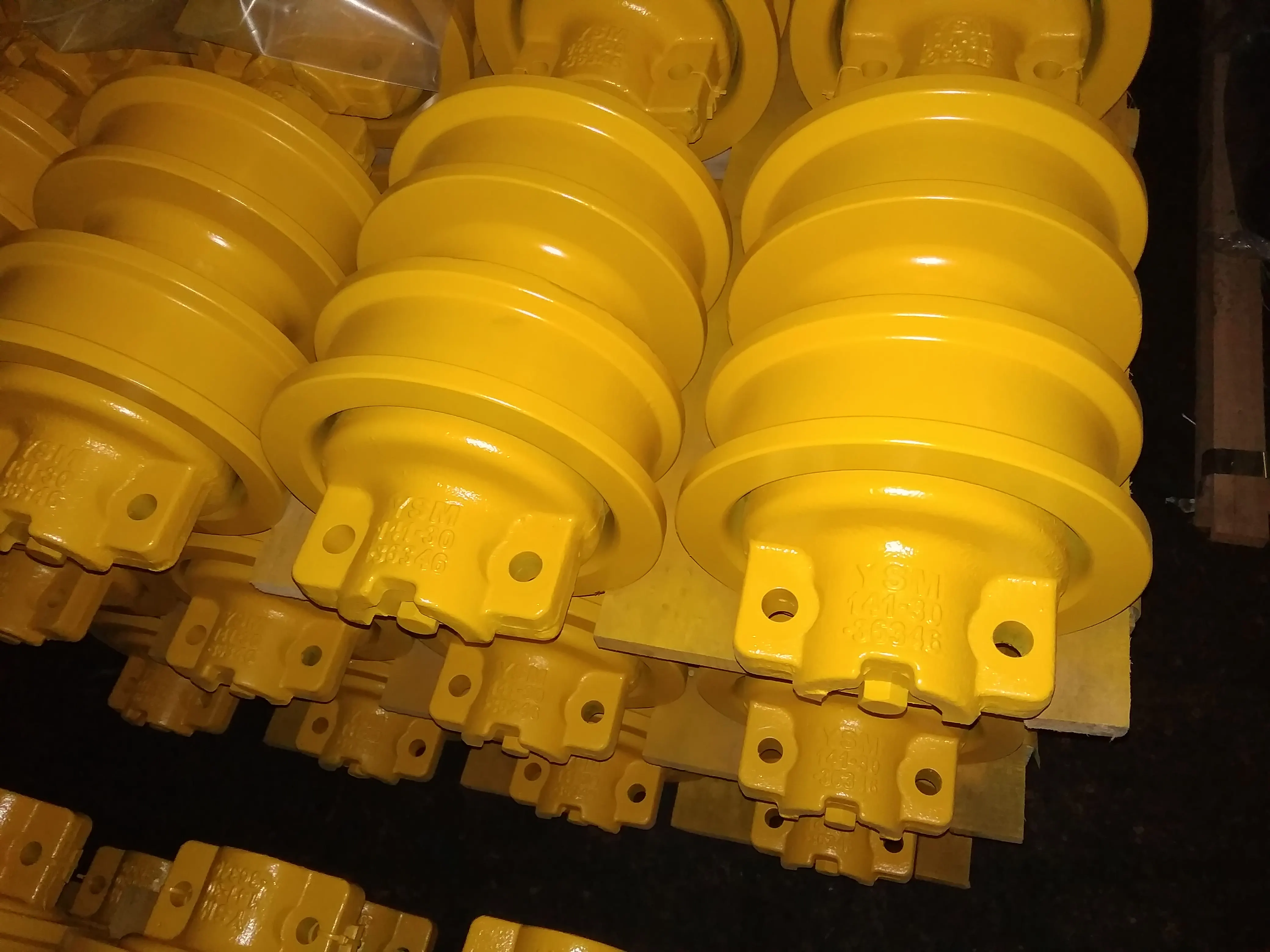 Double Flange Track Roller For Bulldozer Undercarriage D606 14130