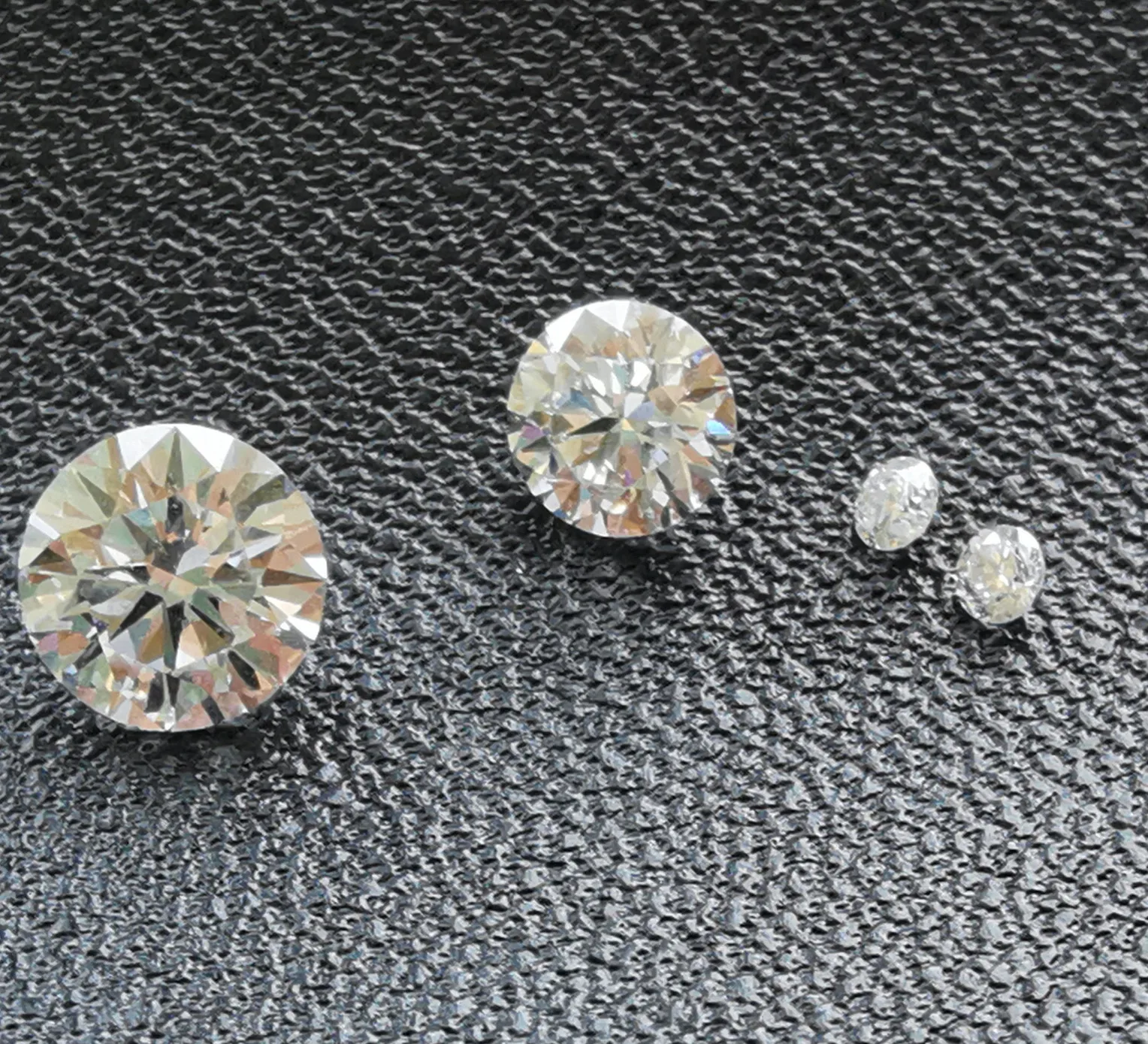 

Lab grown 0.7 ct polished round jewelry gem pointer loose diamond