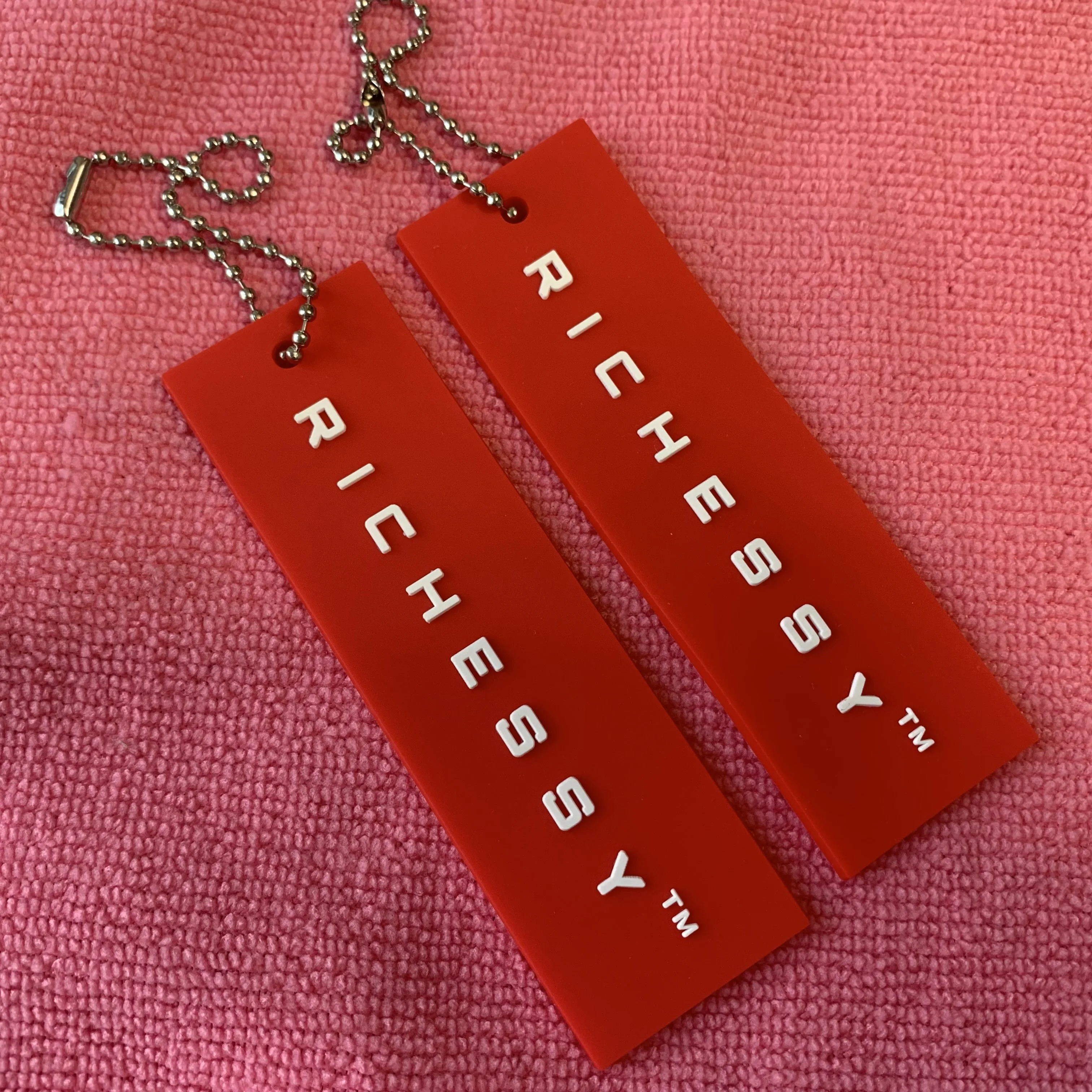 Bright Red Garment PVC Rubber Hangtag Label Wth 4mm Holereusable Waterproof 3D Raised Rubber Plastic Swing Tag