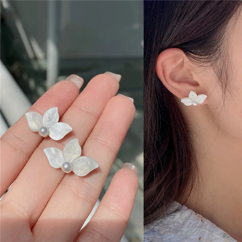 

S925 silver needle French retro white petal earrings simple female compact three-dimensional pearl earrings fresh and beautiful