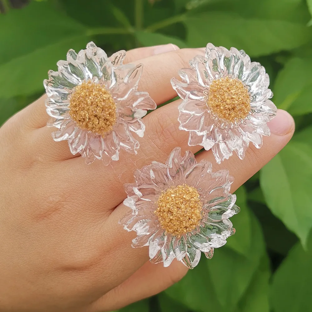 

European Fashion Transparent Resin Daisy Finger Rings Ins Stylish Acrylic Geometric Daisy Flower Rings for Women Girls