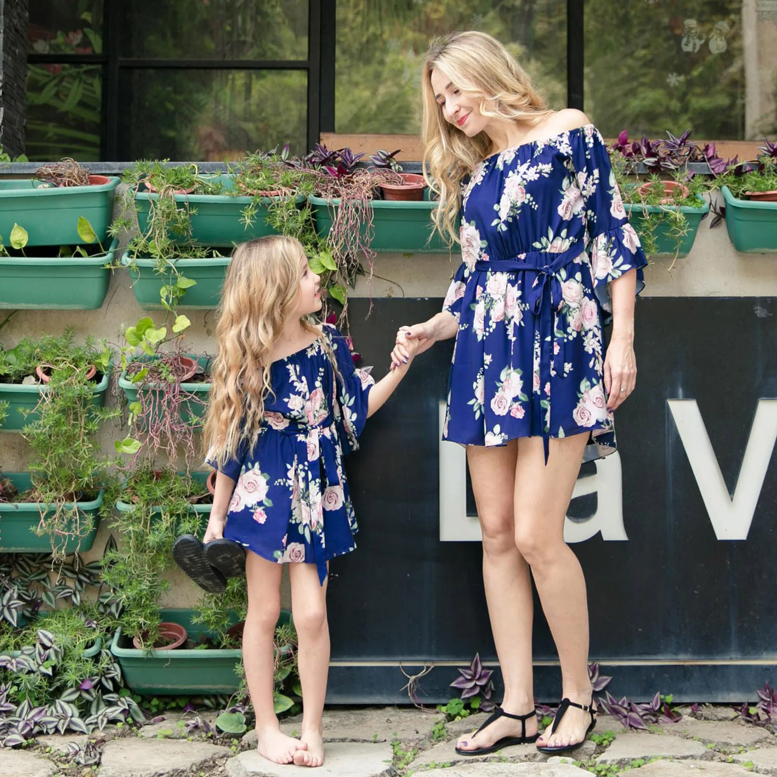 
2020 new European and American explosion models mother and daughter parent-child dress word shoulder print ruffle dress 