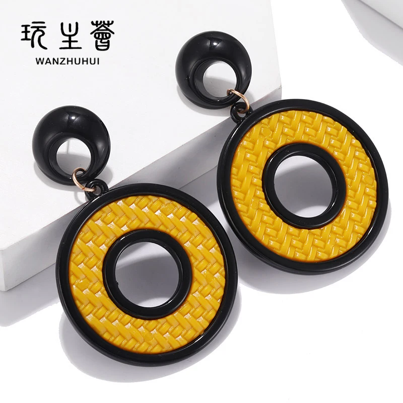 

2021 unique design yellow hollow out versatile geometry pendant earrings, Black and yellow