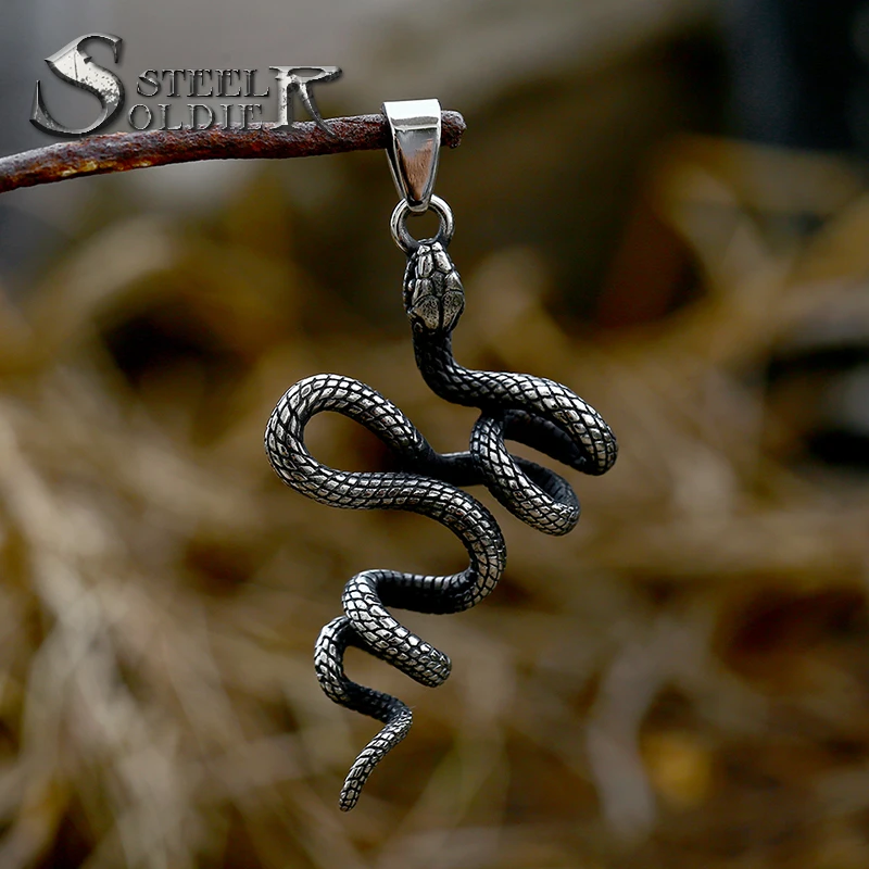 

SS8-770P 2023 New Creative Design Stainless Steel Snake Twisted Round Pendant Punk Cool Biker Animal Jewelry