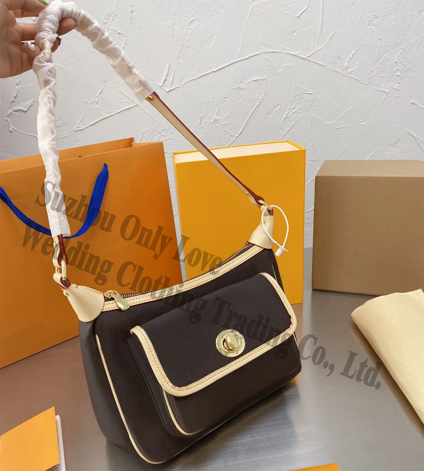 

Wholesale Leather Middle Size Women Bags Cheap Zipper Crossbody hobos Bag Lock Ladies