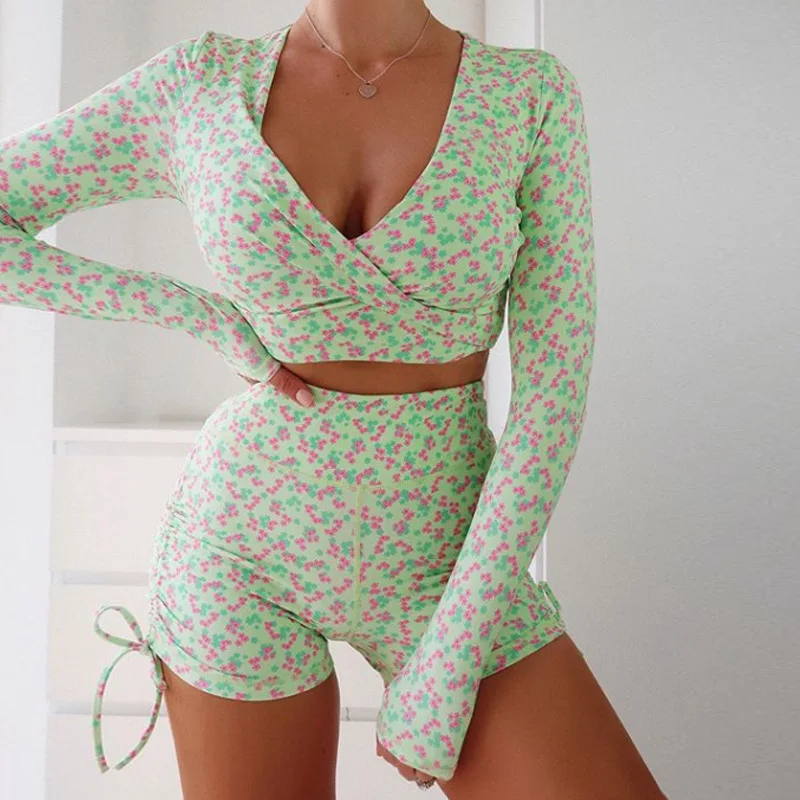 

2021 New floral printed sports long sleeved crop top and shorts two pieces summer yoga set fitness women's clothing