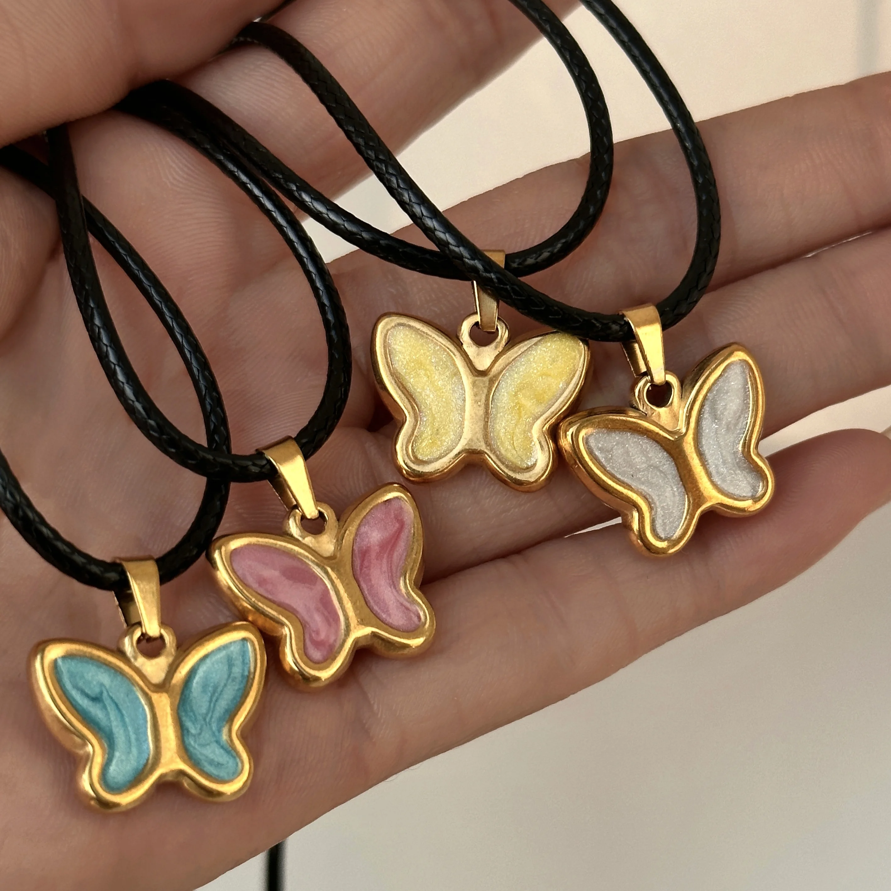 

2023 Dazan Summer New 18k Pvd Gold Plated Stainless Steel Colorful Butterfly Glue Pendant Black Rope Necklace Korean Jewelry