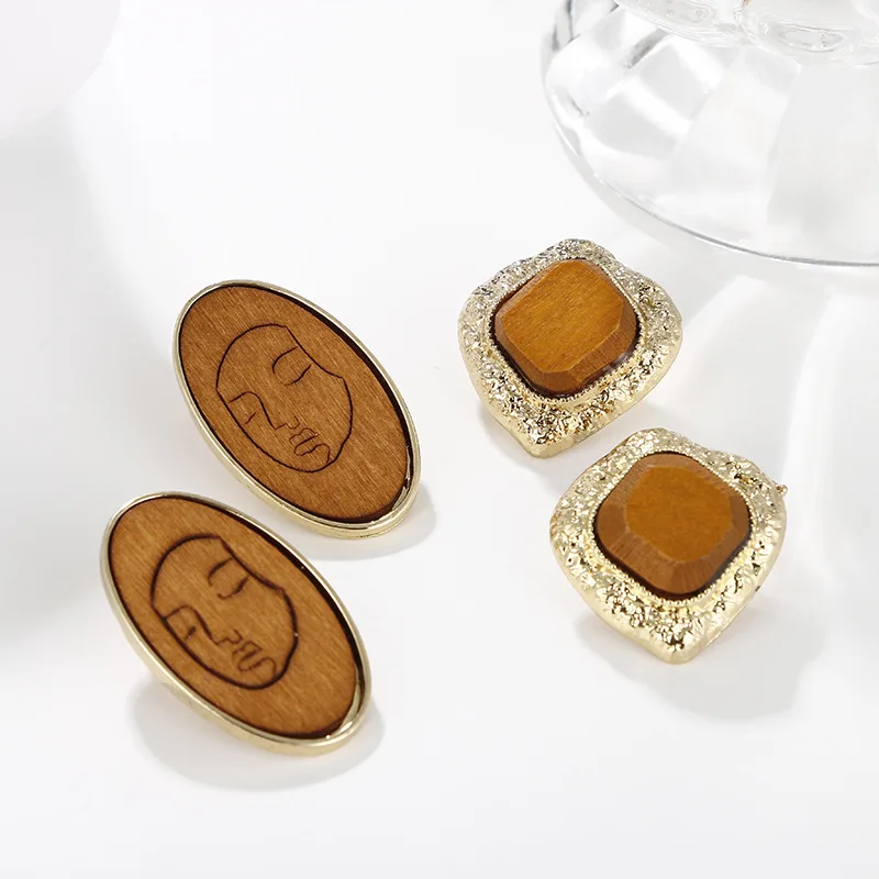 

Retro Vintage Wooden Face Round Stud Earrings Geometric Earrings Log Metal Earrings