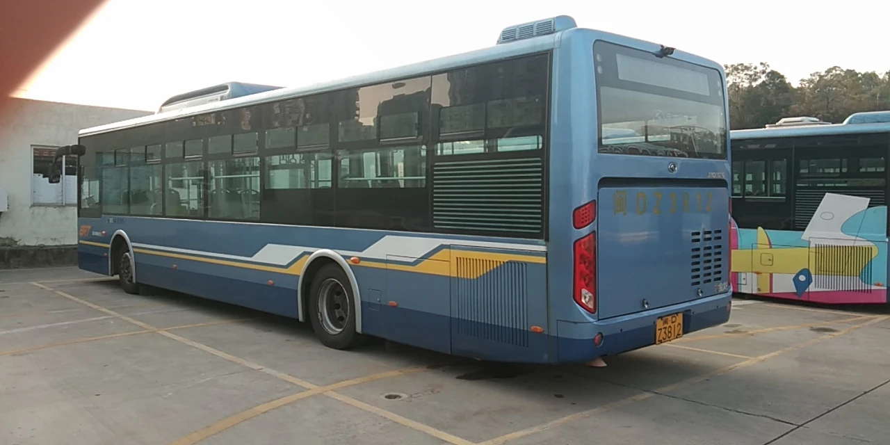 2013年金龙xmq6127g柴油发动机二手汽车城市客车
