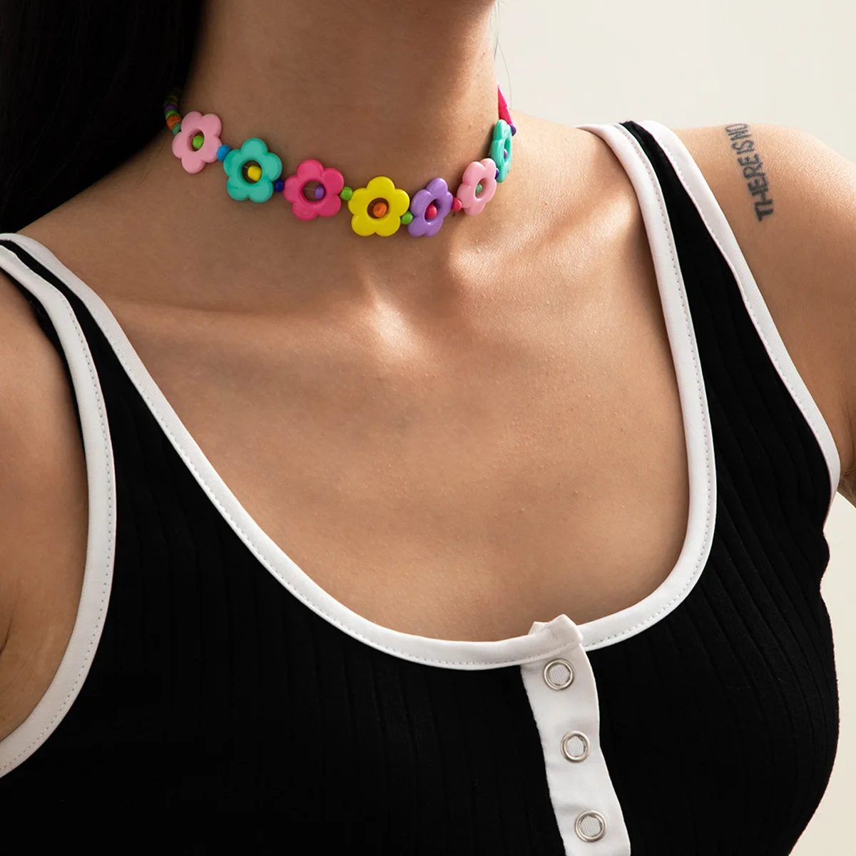 

Simple retro rice bead necklace, personalized hollowed air quality colorful flower acrylic necklace