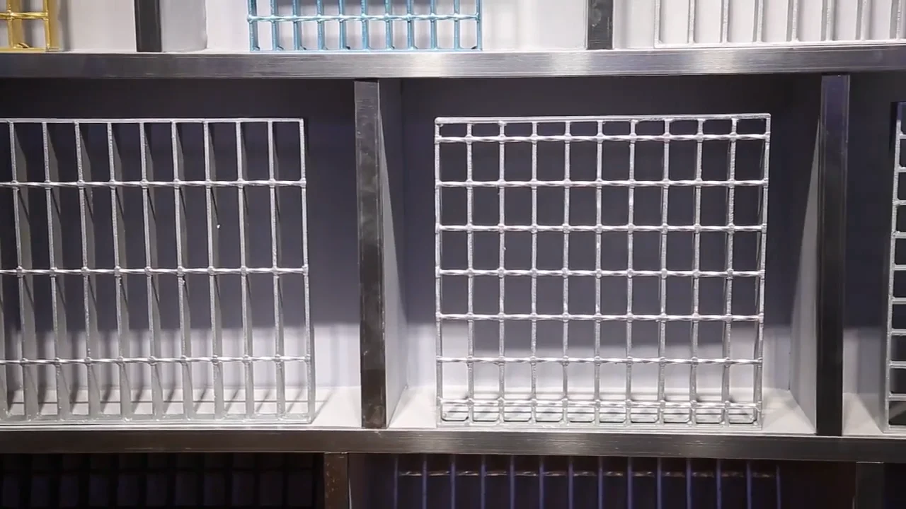 Сетка дренажная металлическая. Металлическая решетка. Сколько решетки. Решетки на окна чертеж. Решетка оконная металлическая.