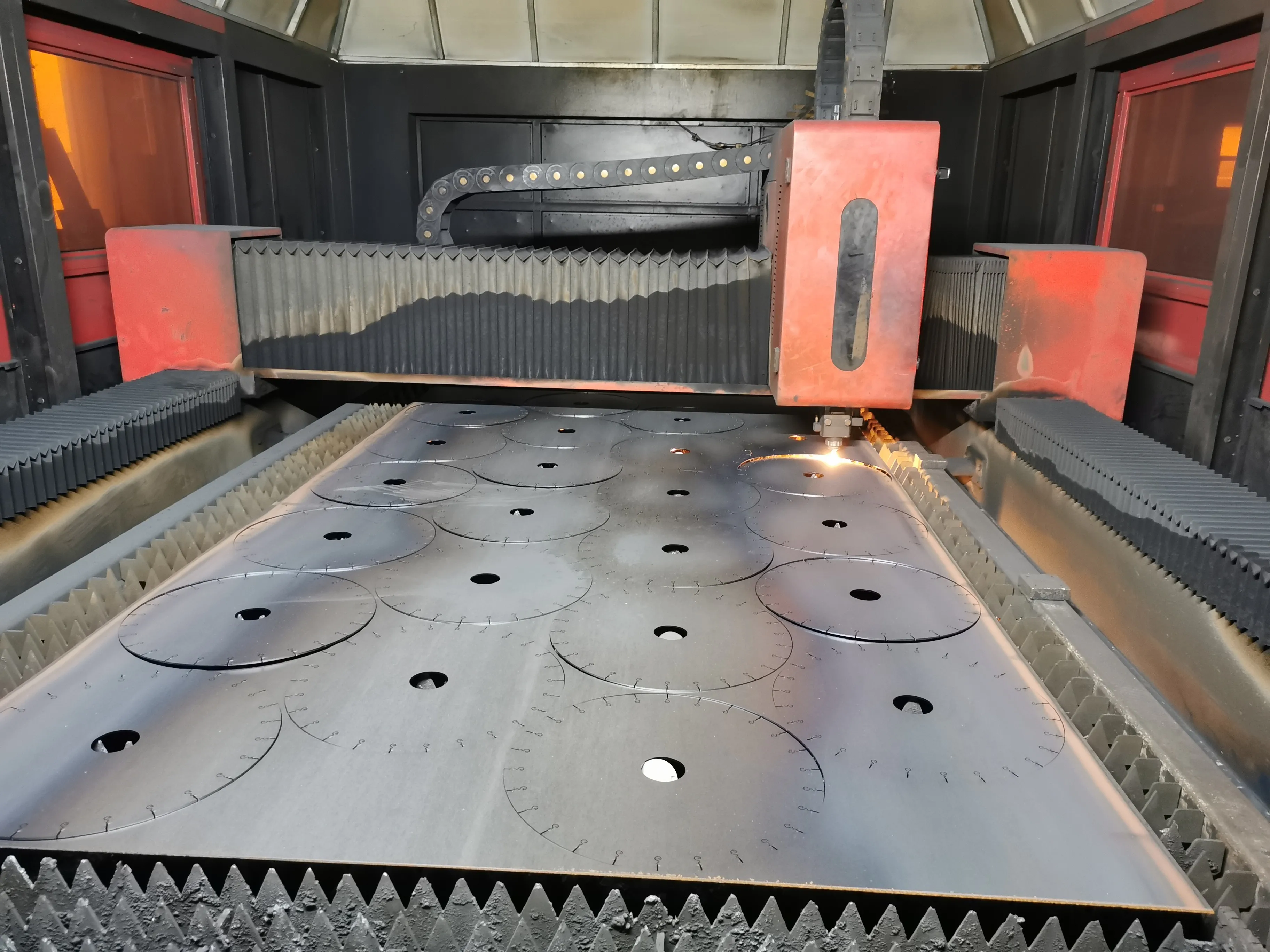 Laser cutting circular saw blade cores from a steel sheet