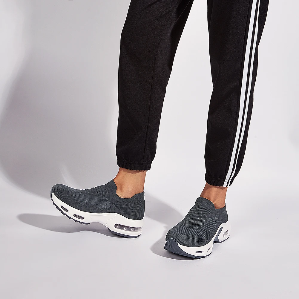 

2020 Custom LOGO 2020 simple design breathable and comfortable fly knit sports shoe for woman, Customized color