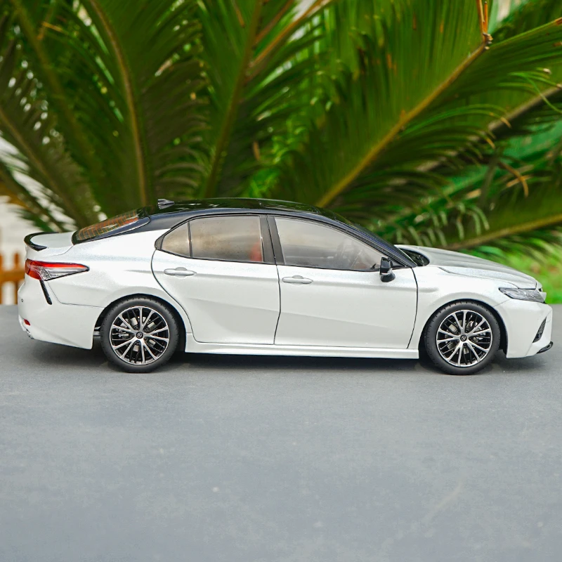 

1:18 Original Toyota New 8th Generation Camry Sport TOYOTA CAMRY car model