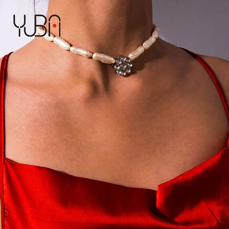 

Baroque Pearl Short Choker Necklaces For Women Oval Irregular Pearl Necklaces With Crystal Flower