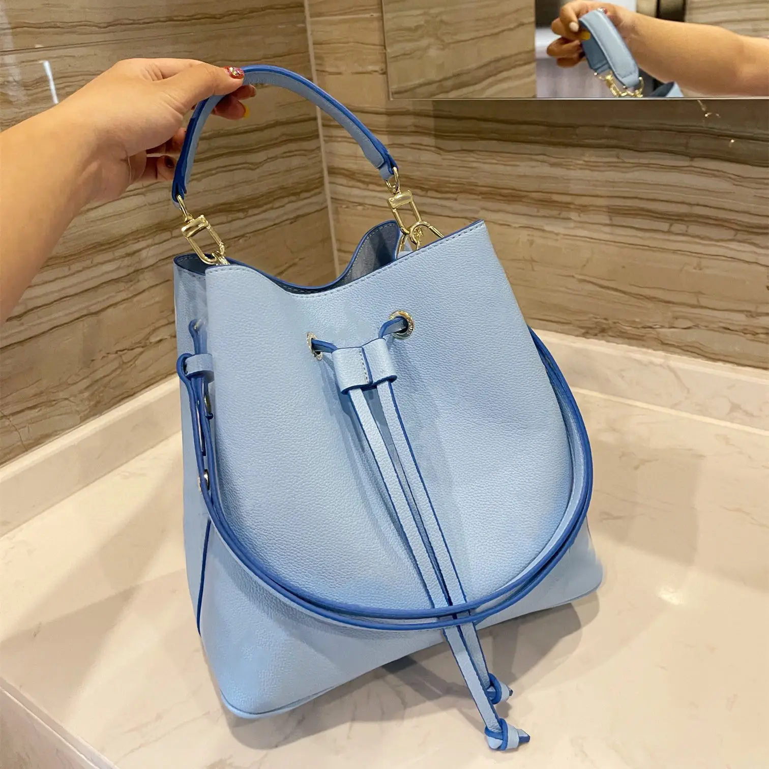 

Young Girl Real Leather Middle Size Bucket Hasp One Side Shoulder Hand Bags Woman Characters All Over Fashion Lady Handbags New