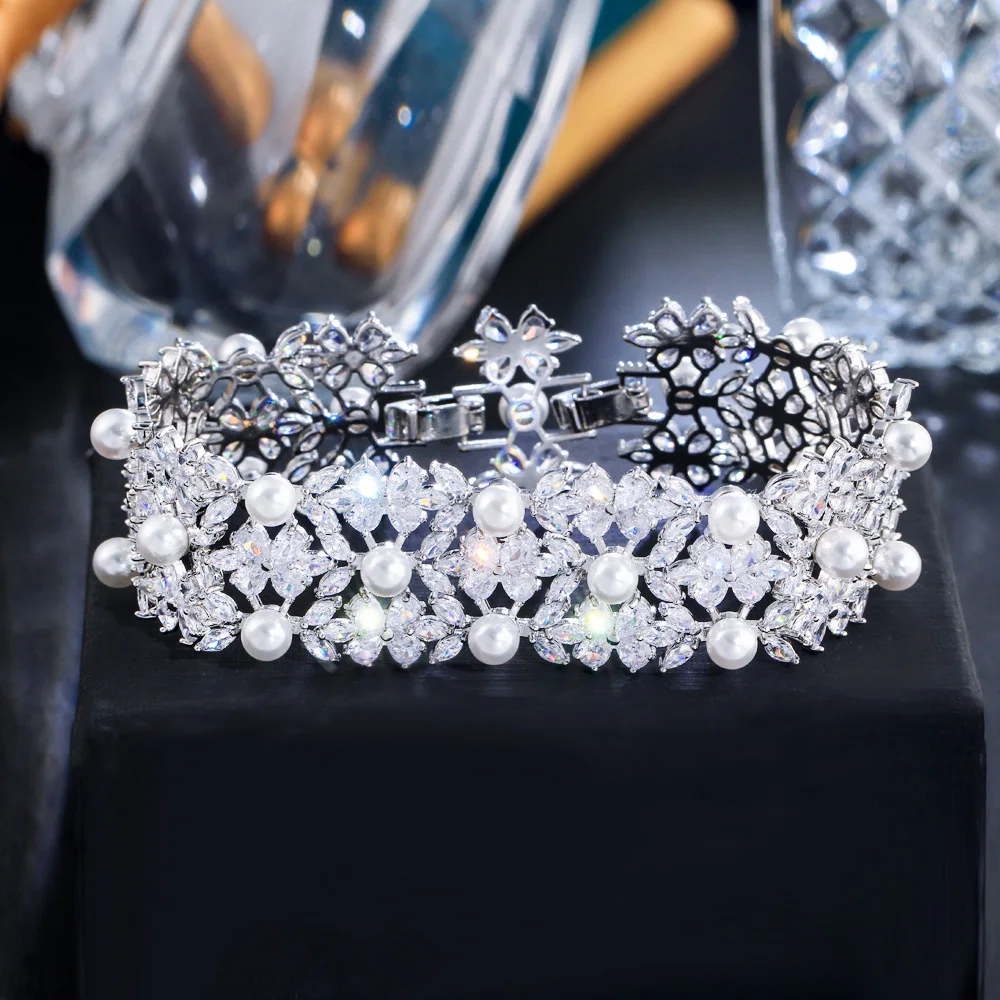 Luxury Chunky White Cluster Cubic Zirconia Flower Big Bridal Pearl Bracelets for Wedding Engagement Party Jewelry Gifts
