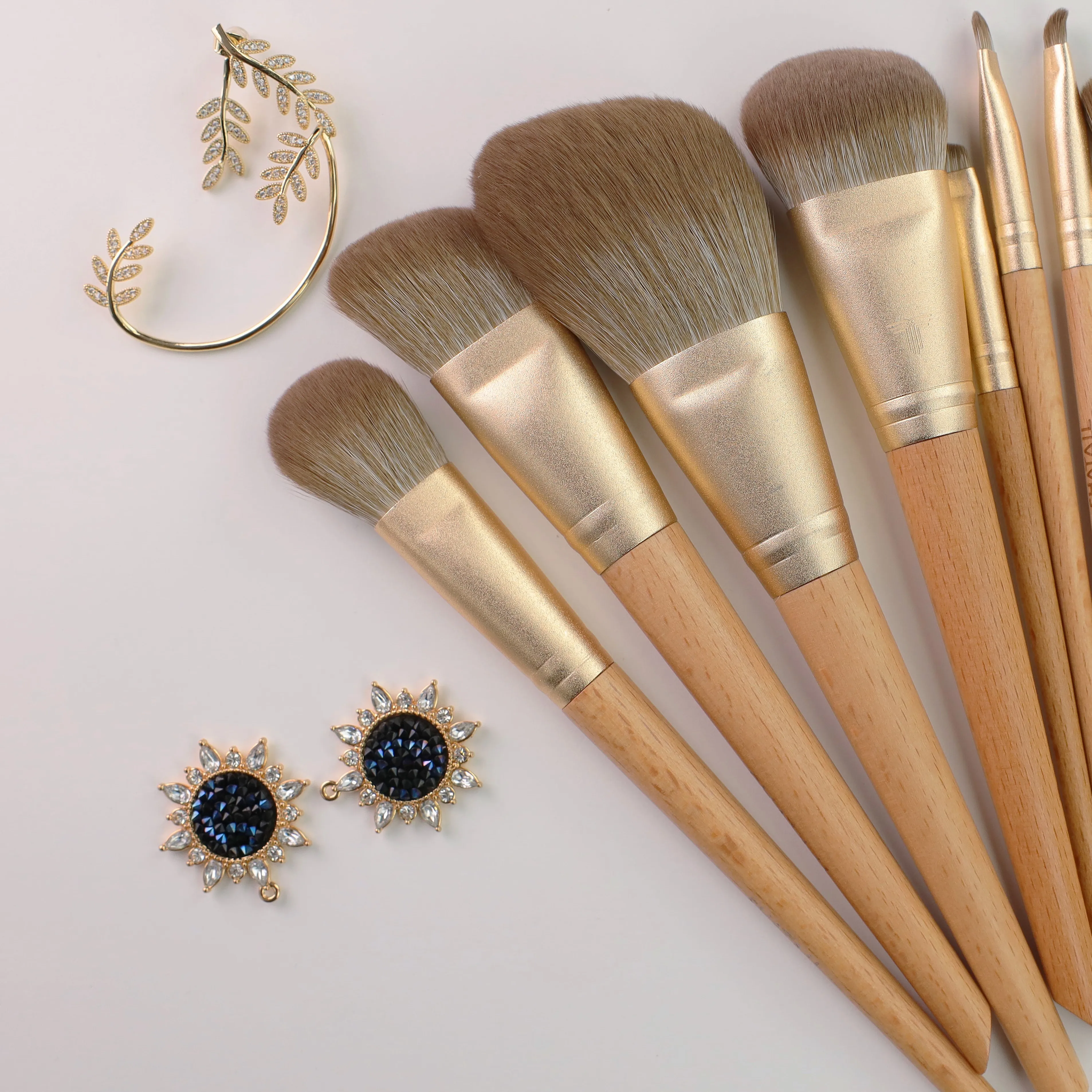 

Private Label Manufacturers Custom Logo Women Cosmetic Kit Handmade Makeup Brushes, Customized color