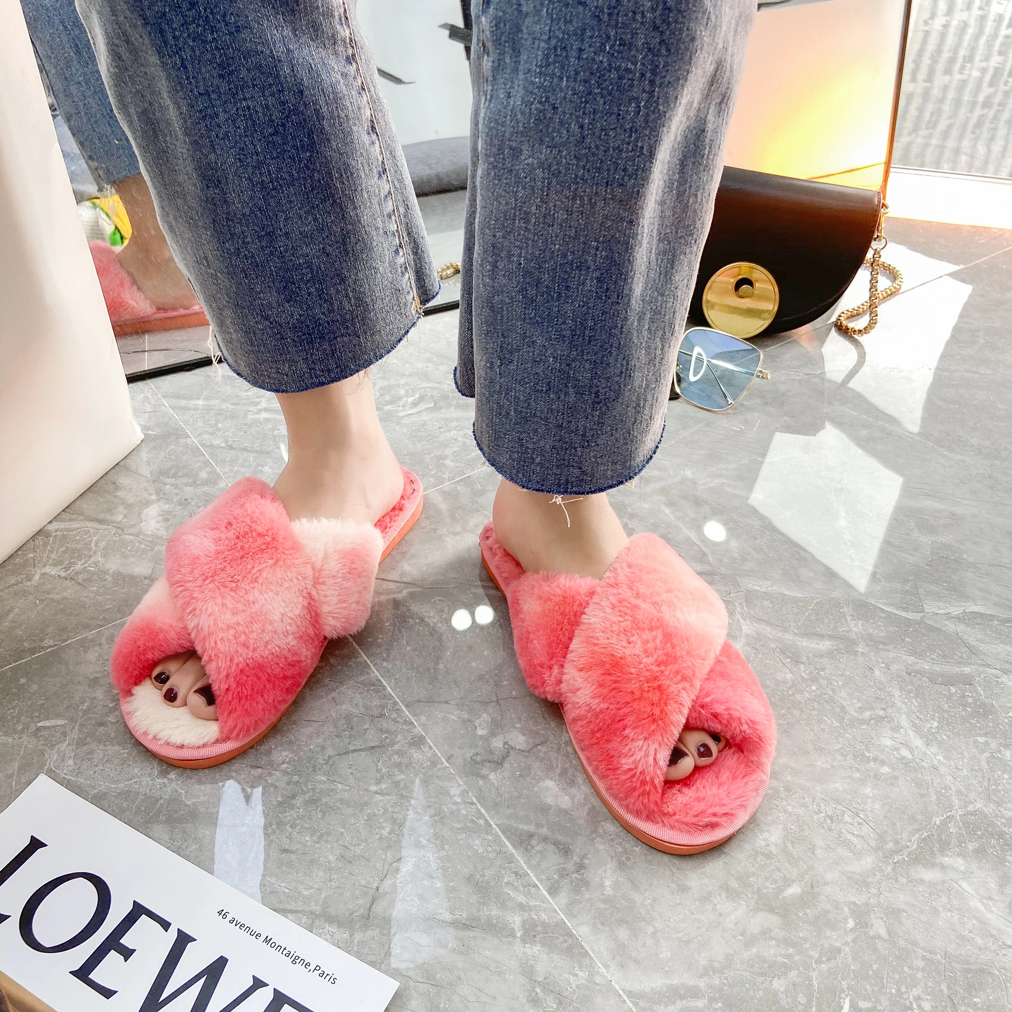 

Wholesale Popular soft style fur slides sandals Women Furry Slippers House Shoes Indoor fur slippers, Picture shows