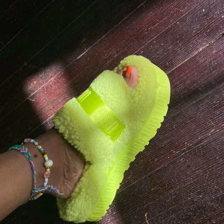 

2020 new plush slippers autumn thickened bottom rhinestone slippers European and American large size lamb wool slippers