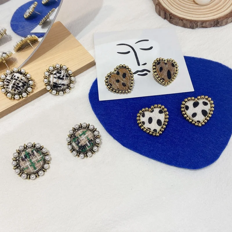 

New Fashion Winter Velvet Fur Leopard Print Heart Stud Earrings For Women Fashion Woolen Button Oorbellen Jewelry