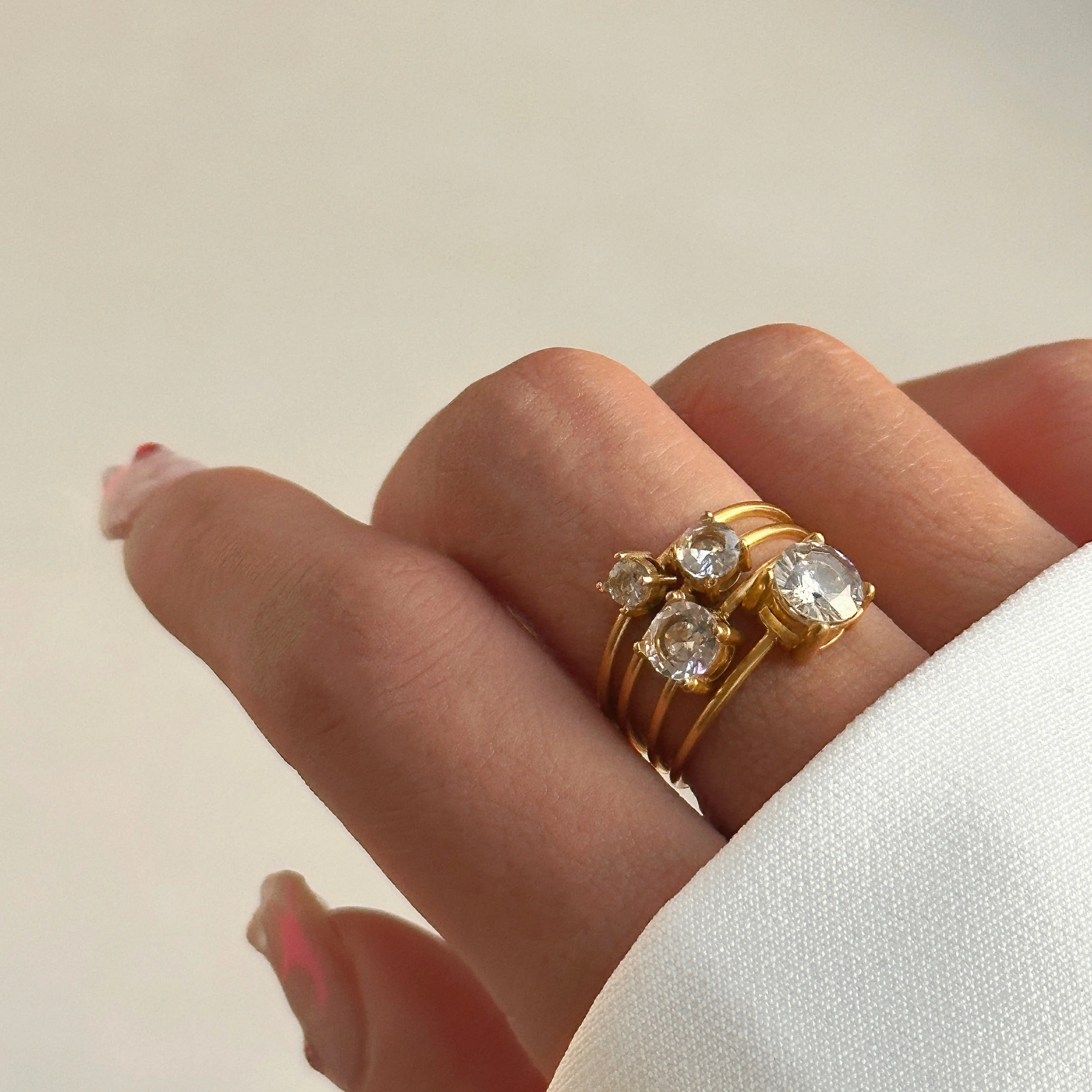 

2024 Dazan New INS 18k Gold Plated Tarnish Free Stainless Steel White Zircon Minamilist Style 4MM Engagement Ring For Women