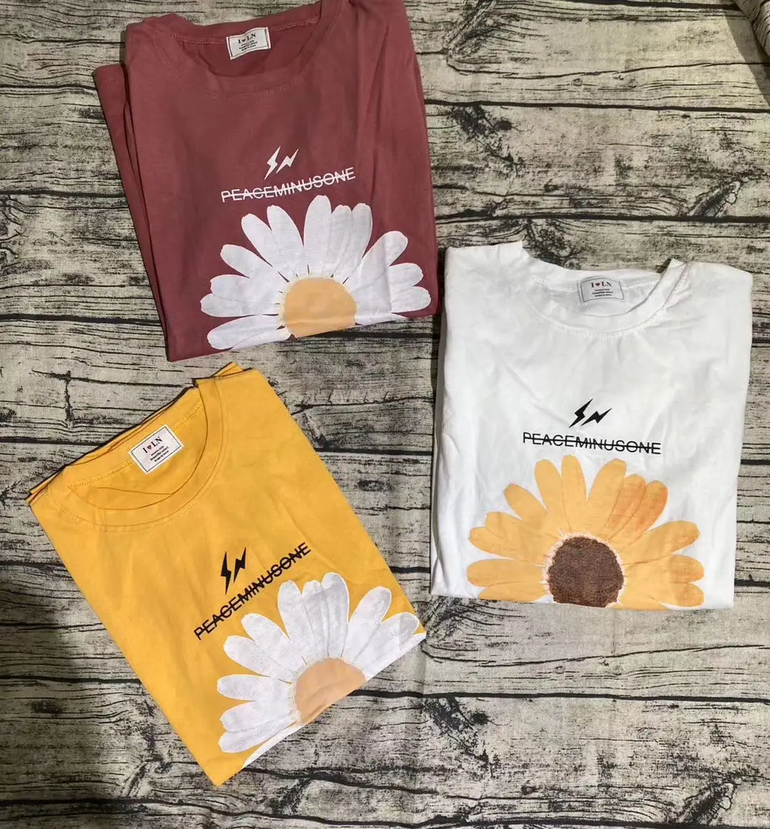 

Mix color mix design Women Medium Length Daisy T-Shirt Stock for Summer