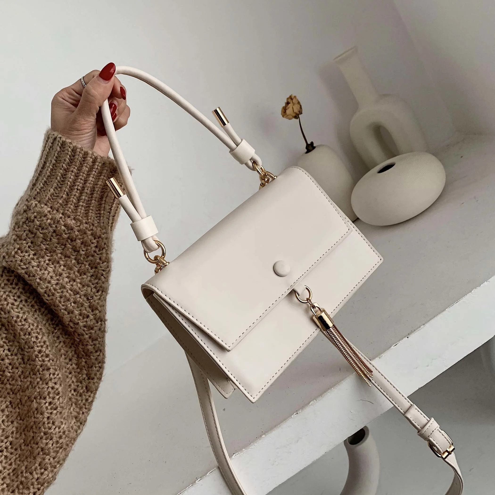 

2021 Simple Retro Messenger Bags button Design Casual Female Travel Handbag, Black,red,brown and customzied