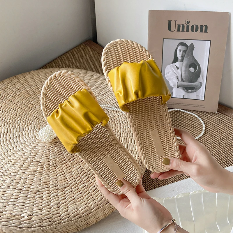 

Glossy leather PU material flip flops fashion women's flat slippers