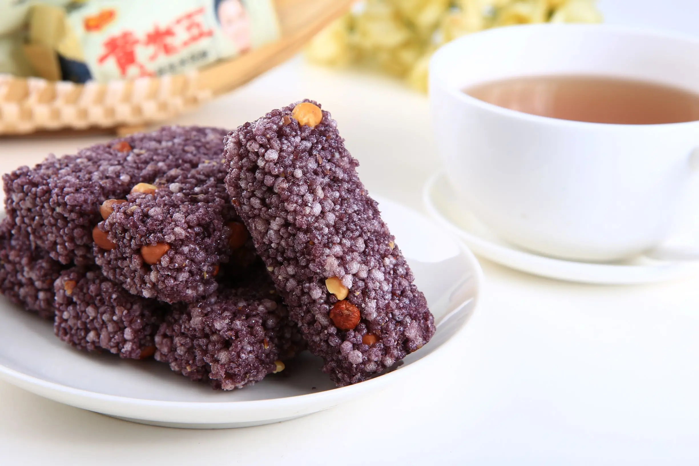 有机中国传统休闲食品黑米风味花生米酥年糕