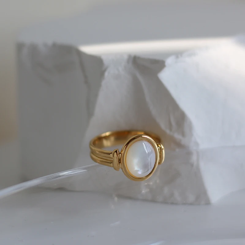 

R0315 18k Gold Plated Oval White Shell Ring Stainless Steel Rome Rings For Women Vintage Ins Style Jewelry Wedding Gift