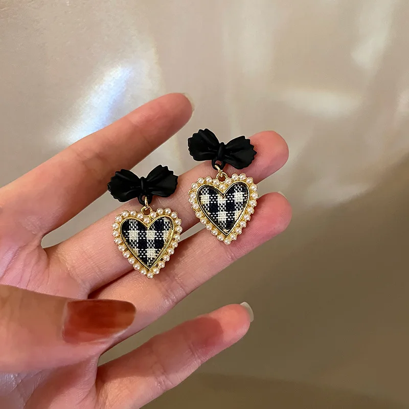 

fashion drop black love heart earring