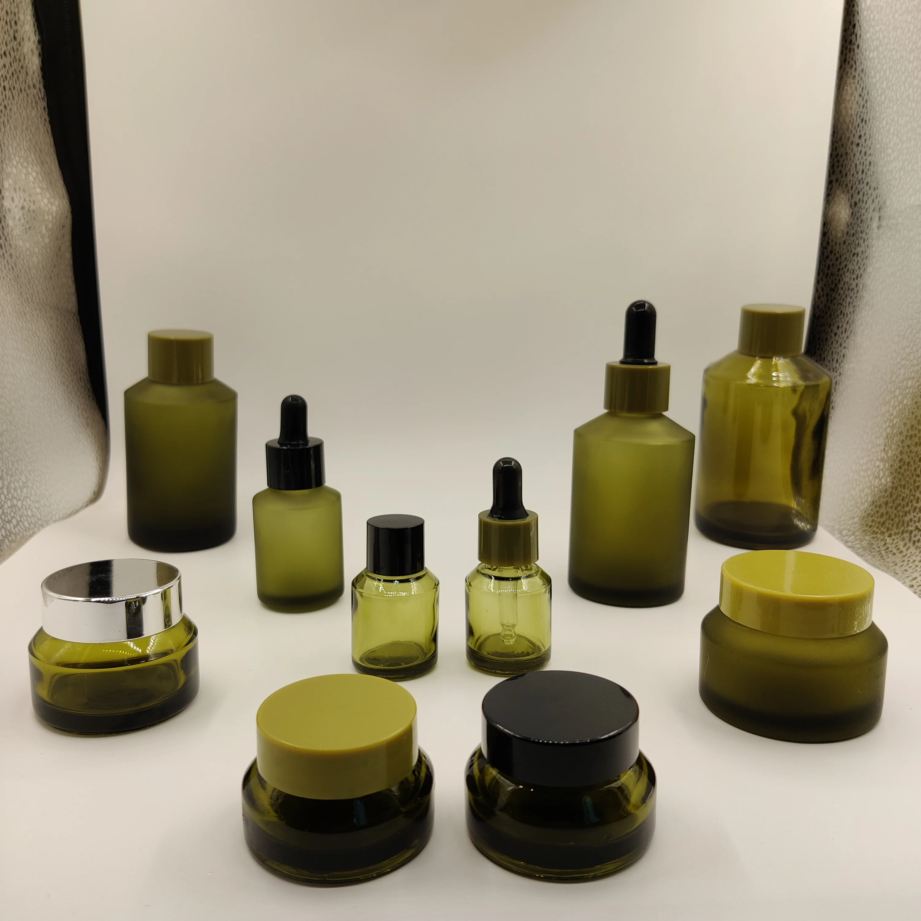 

Style Perfume Sale Cosmetics White Packaging For Glass Containers Screw Caps Lids