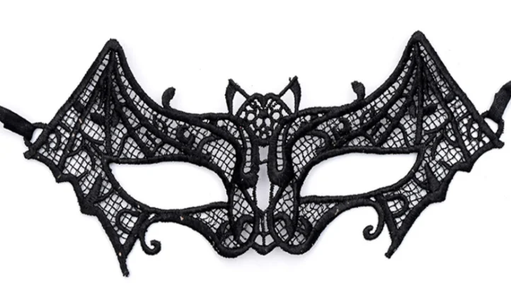 Tinh tế nhưng đầy ma mị với mặt nạ Masquerade Halloween. Với các họa tiết độc đáo và bắt mắt, bạn sẽ cảm nhận được sự khác biệt với những mặt nạ khác. Tạo cho mình một sự khác biệt đầy bất ngờ trong lễ hội Halloween.