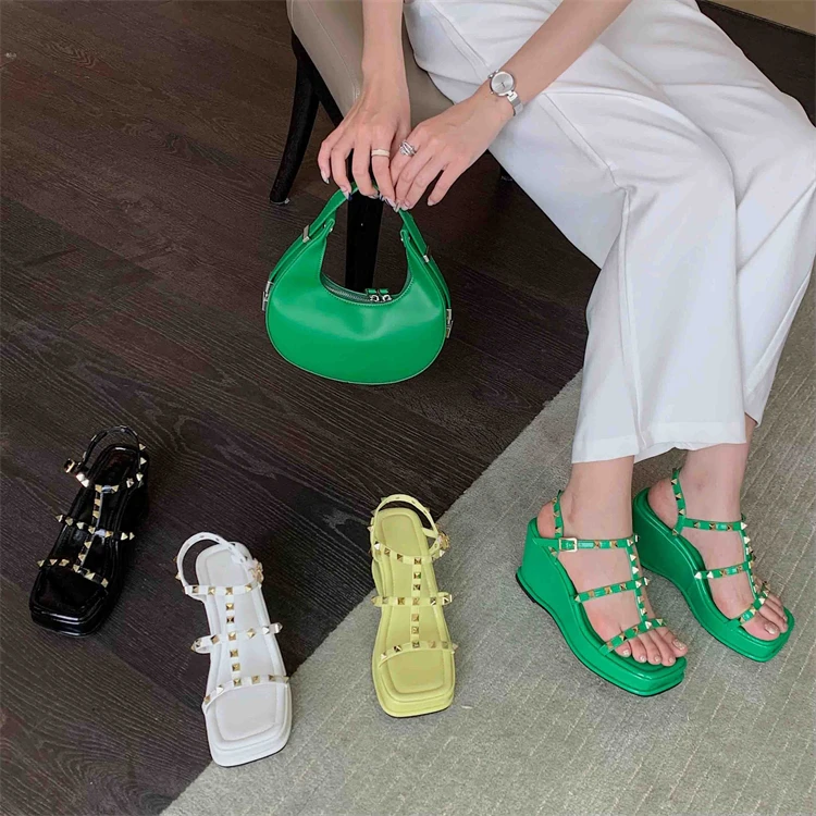 

2022 New Rivet Thick Bottom Ladies Sandals Summer Comfortable And Versatile Open Toe Walking Women's Shoes