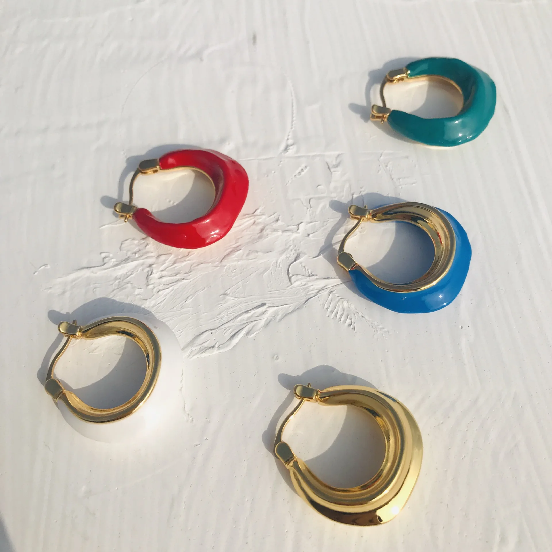 

New Trendy Jewelry High Enamel Hollow Circle Huggie Earring Blue Green Red White Gold Clip On Hoop Earring