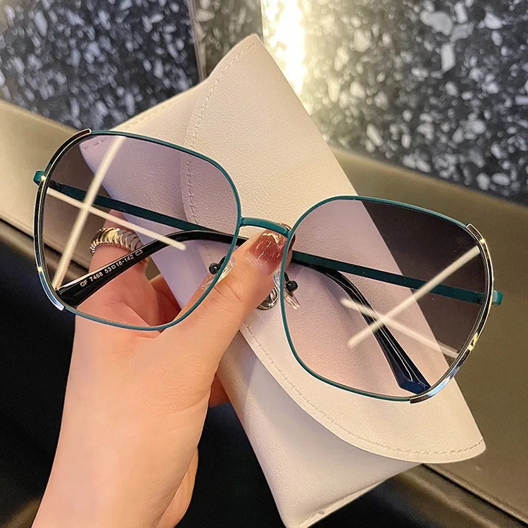 

QSKY wholesale special candy color lens small tiny metal leg summer 2023 large frame cute trendy fashion sunglasses