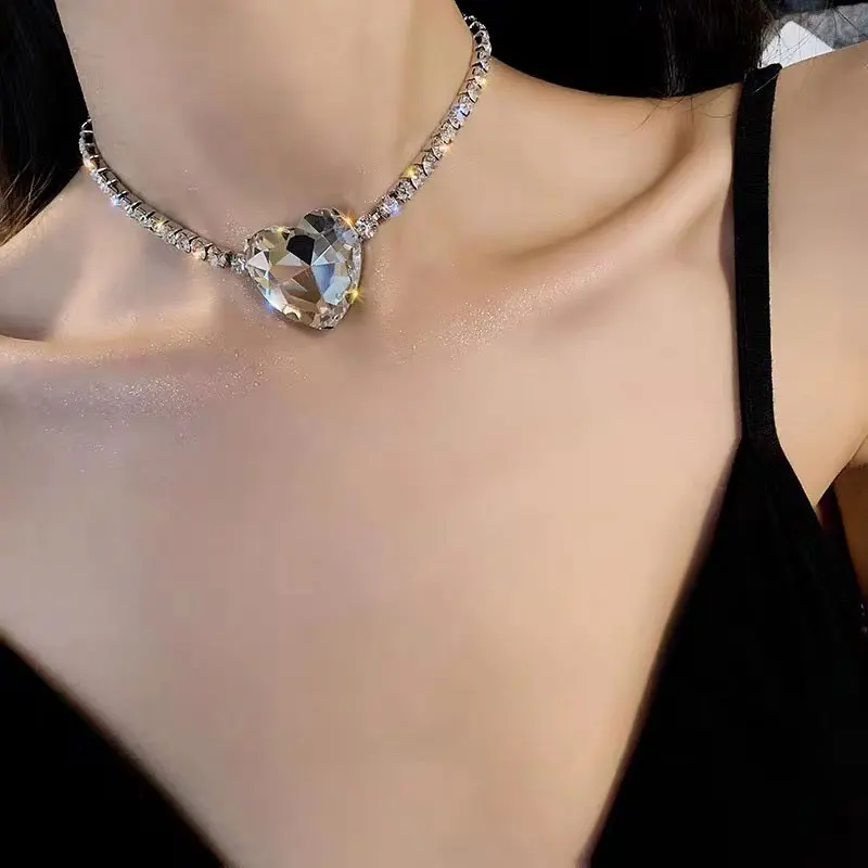 

2021 New Trendy Style Short Silver Plated Crystal Diamond Heart Shape Choker Necklace