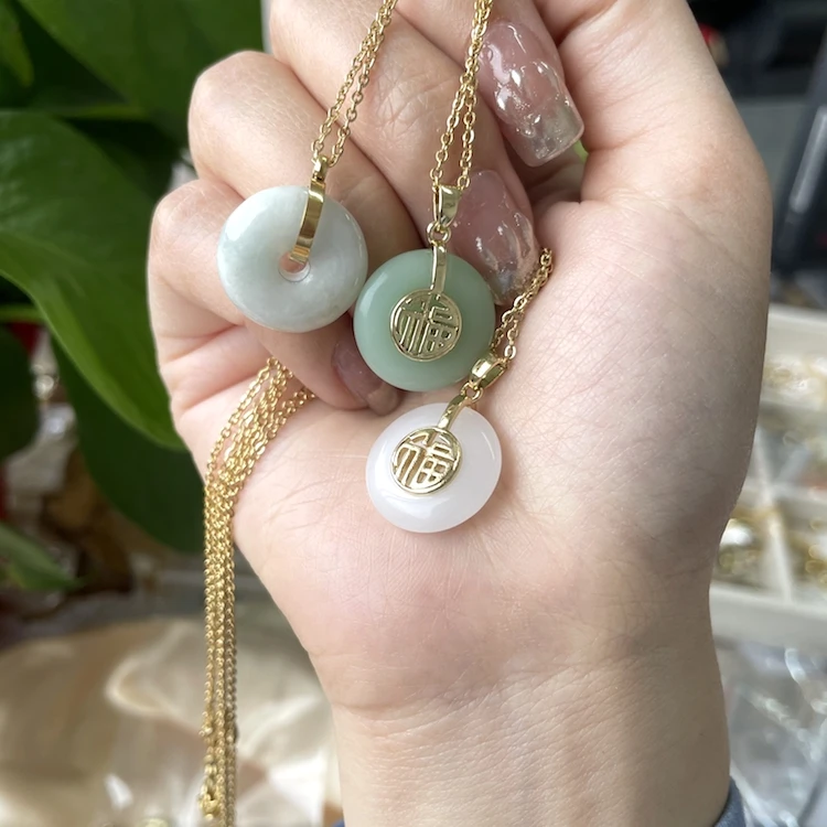 

2021 Women Stainless Steel Chain Round Natural Jade Pendant Necklace Chinese Style Lucky Jewelry Jade Necklace