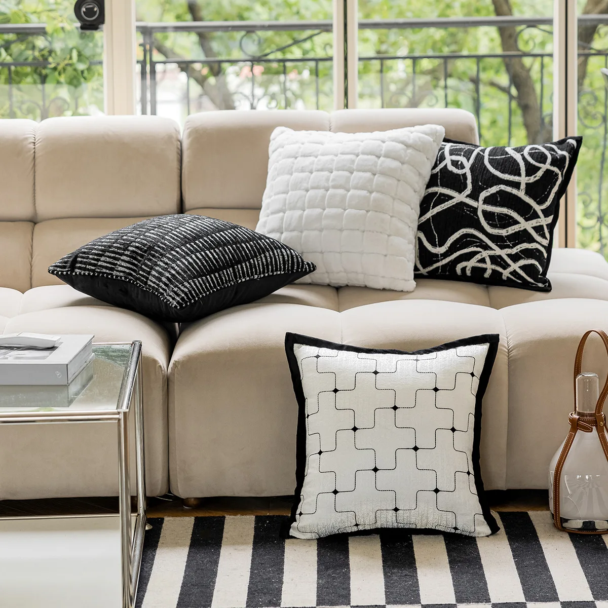 

Hot selling home decorative black white cushion custom pillows home decor pillow cover