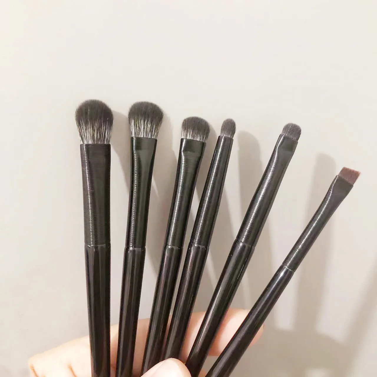 

Single Vegan Eyeshadow Brush Wooden Handle Private Label Eye Makeup Brushes Eyeshadow Blending Brush