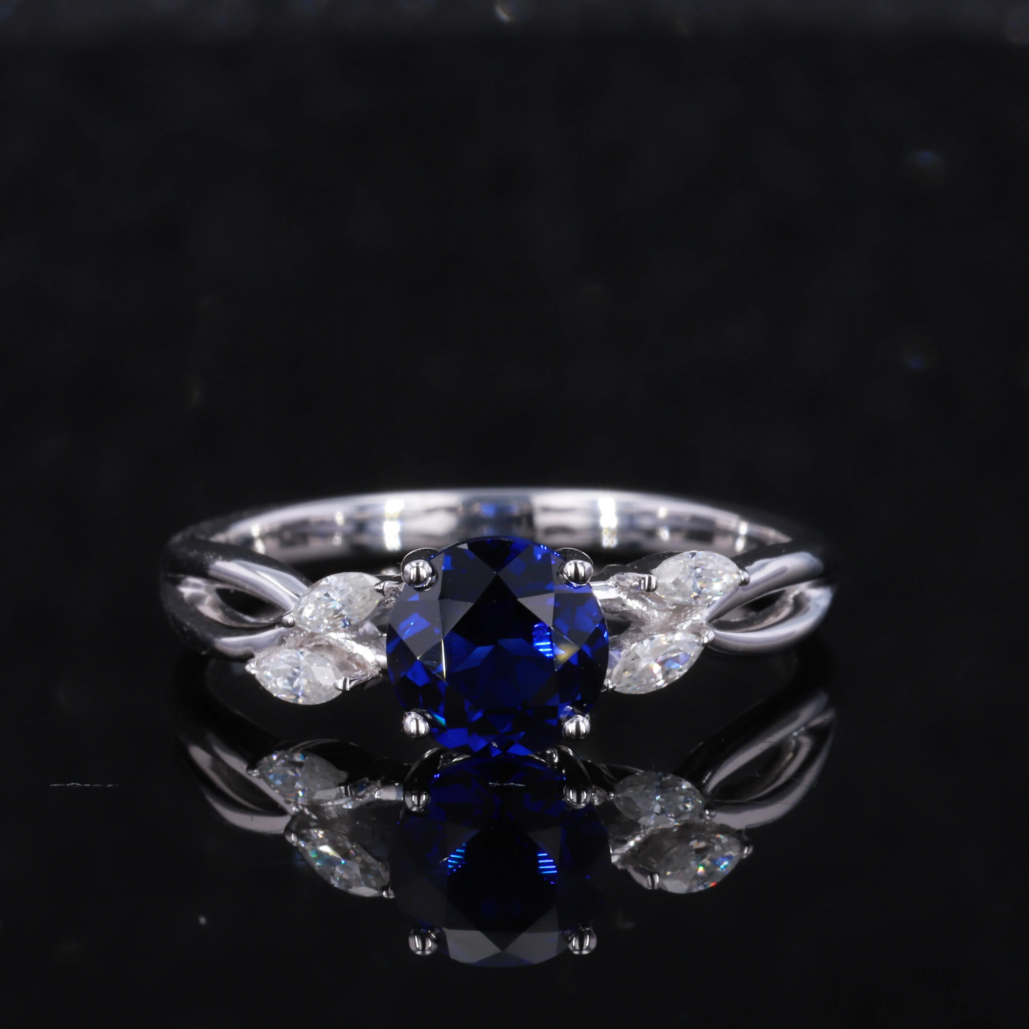 

Sapphire ring in 14K white gold with moissanite for fashion jewelry