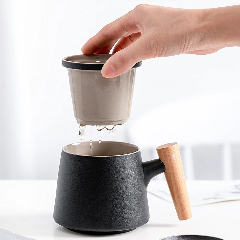 

Hot Sell Creative Wooden Handle Ceramic Tea Cup With Lid Tea Separation Filter Customizaiton Private Label Acceptable