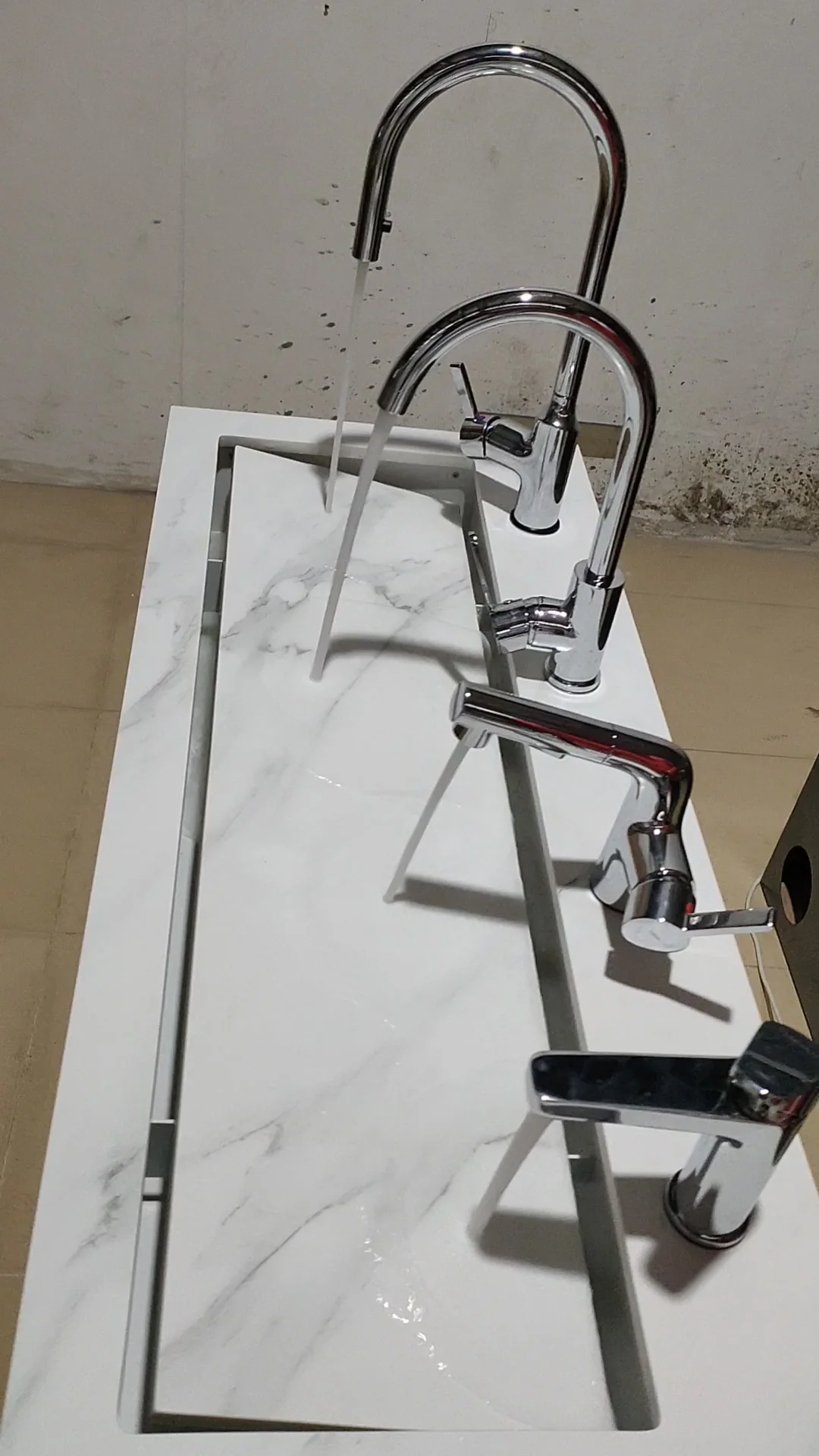 Custom Retail Store Trade Show Floor Bathroom Sink Faucet Accessories