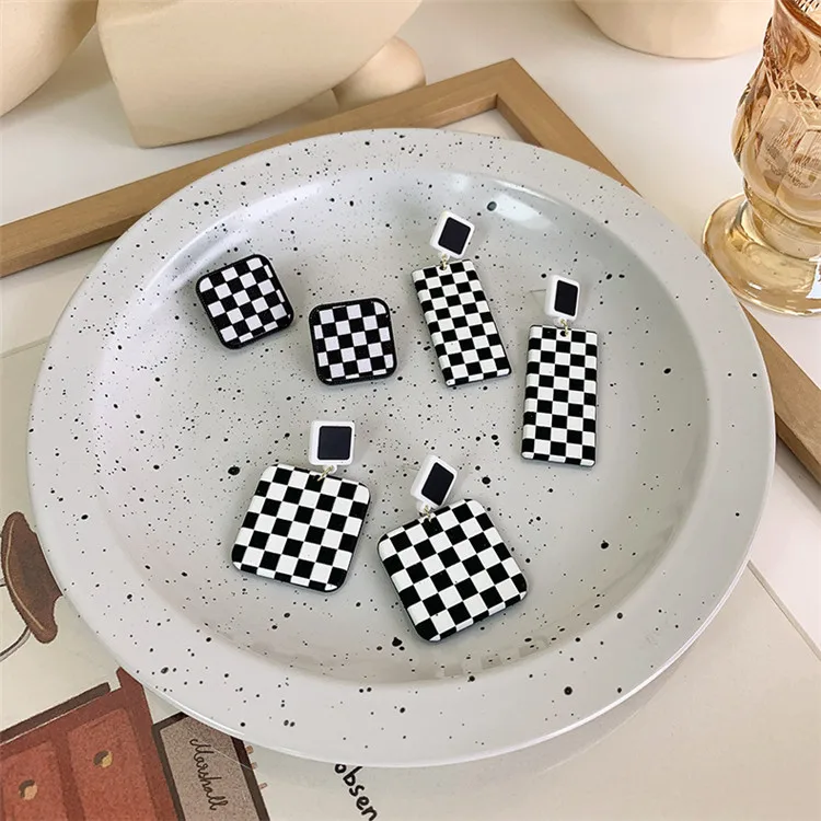 

2021 Wholesale Jewelry Korean New Hot Trendy Geometric Square Black White Lattice Acrylic Drop Earrings For Women