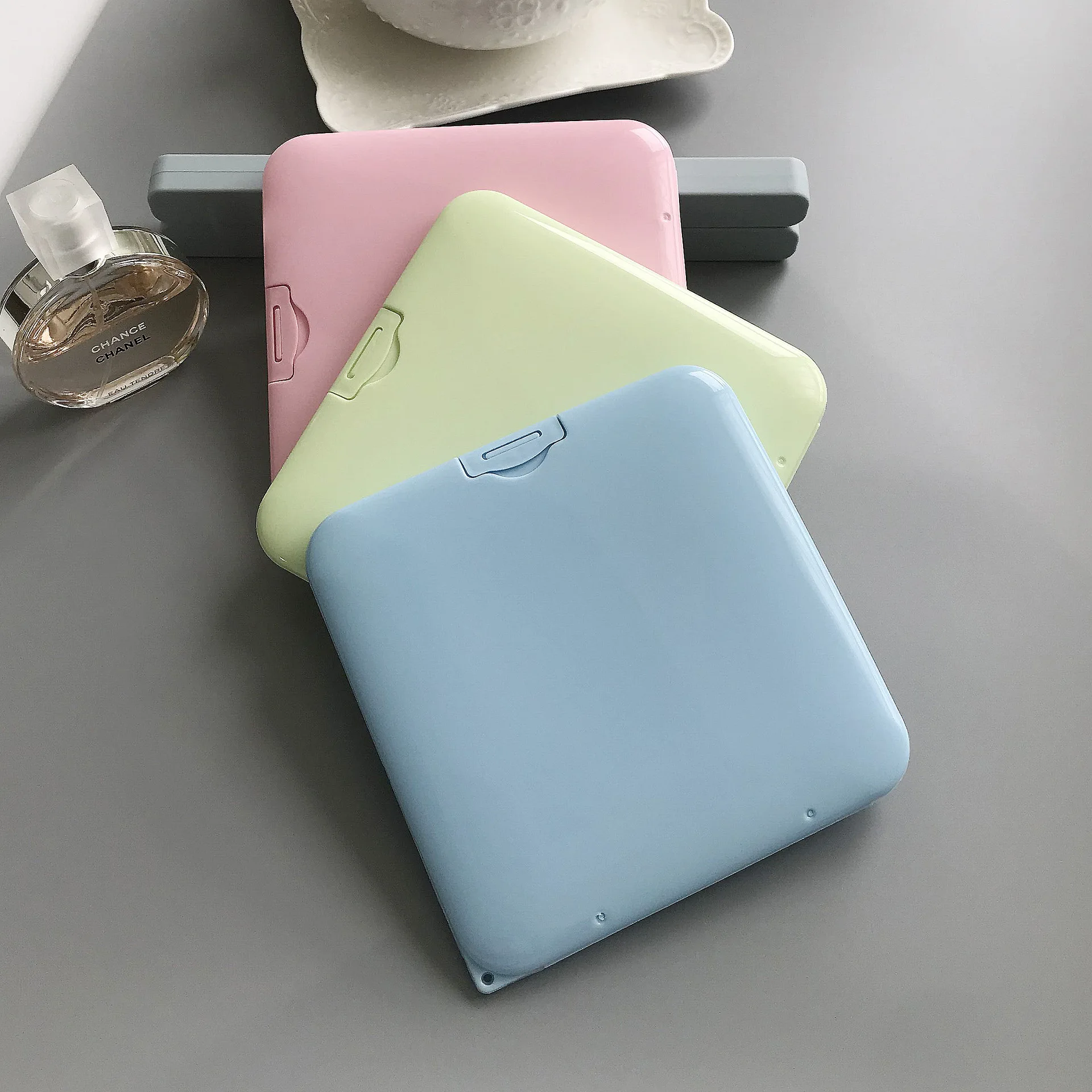 

Reusable Folder Portable Dustproof Moisture-proof Storage Box Save Mask Case Box portamascarillas guarda mascarillas mask holder, Blue,pink, green,white